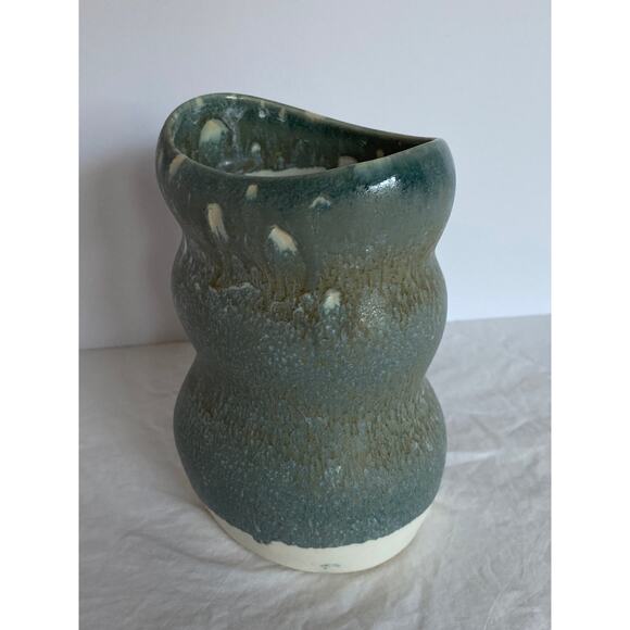 Handcrafted sage green matte glazed ceramic vase art pottery 6 in 16cm high - Picture 5 of 7